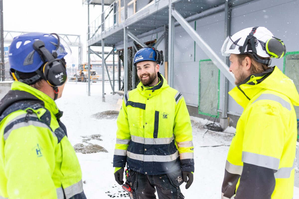 glada hantverkare som pratar som arbetar på hzbygg